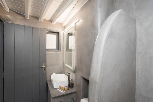 米克诺斯城Alessios Houses Mykonos Town的一间带水槽和卫生间的浴室
