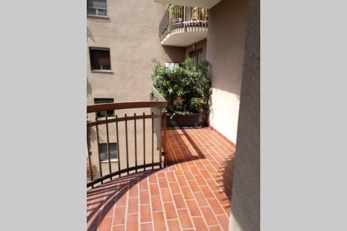 科莫Lario Promenade: family friendly apartment in Como的建筑的阳台,有砖砌的走道