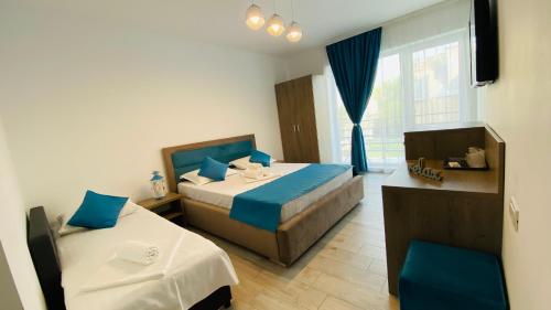 艾福雷诺德Pensiunea CASID的酒店客房设有两张床和窗户。