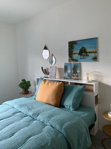 代因泽vakantiehuis Cerise, Luxueus genieten in de Leiestreek的卧室内的一张蓝色棉被