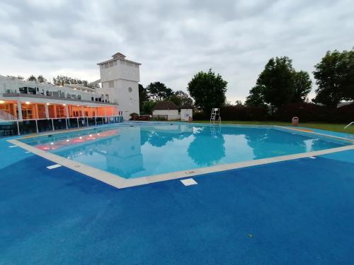 HamworthyHaven Rockley Park,Lytchett Bay View的蓝色海水大型游泳池