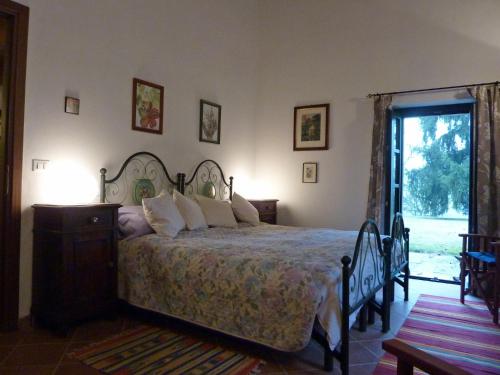San Paolo SolbritoCottage L'Armonia的一间卧室设有一张床,一扇门通往庭院