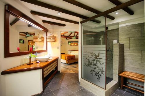 弗洛勒斯玛雅别墅酒店的带淋浴和盥洗盆的浴室
