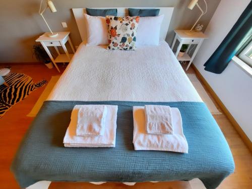 奥德赛克斯Apartamentos Mar I Odeceixe的一间卧室配有一张大床和两个枕头