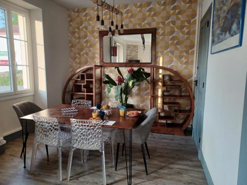 圣让皮耶德波尔Gite Compostella的一间带桌椅和镜子的用餐室