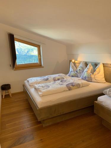 翁肯Haus Bergheim的一间卧室设有一张大床和窗户