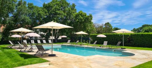罗卡马杜尔贝拉若克之家酒店的一个带椅子和遮阳伞的游泳池