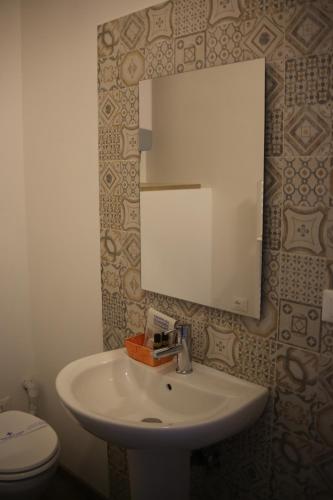 帕多瓦Tourism E Business Superior Rooms的一间带水槽、镜子和卫生间的浴室