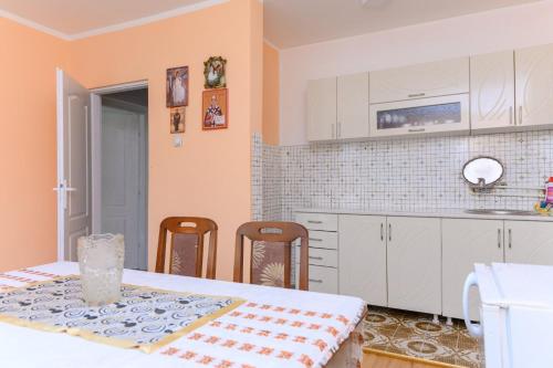 索科矿泉村Apartmani Nodi的厨房配有桌子、两把椅子和台面