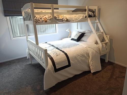 里士满Richmond, Nelson 3brm New Home的一间卧室配有两张双层床。