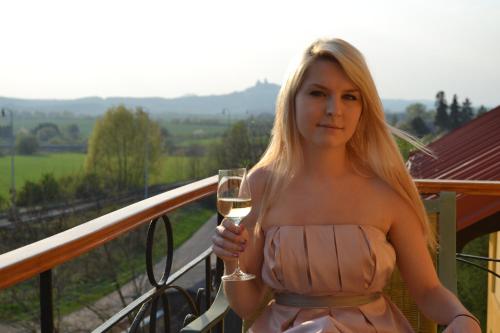 LibuňU Zlate Brany Cesky raj的穿着裙子的女人,拿着一杯酒