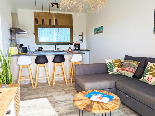 拉哈雷斯Casa Cocoon, Sun&Freedom, 8 mn from beaches, internet fiber的带沙发的客厅和厨房