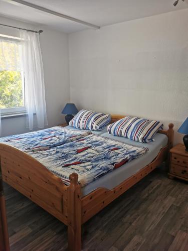 巴贝Ferienwohnung Zoschke的卧室配有带枕头的木床和窗户。