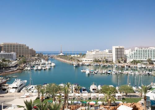 埃拉特Vert Hotel Eilat by AFI Hotels的享有码头和水中船只的景色