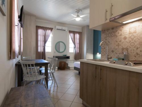 费斯卡尔德宏FiscardoStudios的厨房配有水槽和桌椅