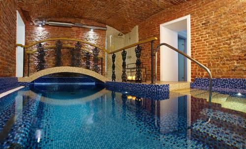圣彼得堡罗西精品酒店的一座砖墙建筑中的游泳池