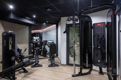 卡尔维Hotel L'Acquale的健身房设有数台跑步机和跑步机