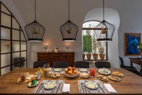 奥斯图尼Il Sogno delle Benedettine的用餐室配有餐桌和食物