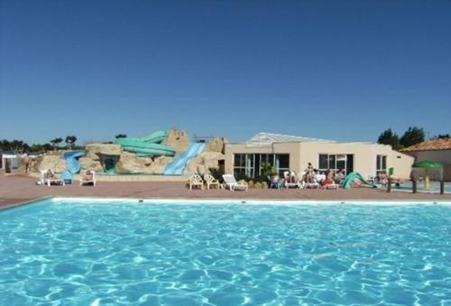 圣伊莱尔德里耶Mobil-home Dan Dom的一座带水上公园的游泳池
