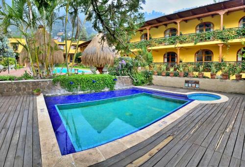 帕纳哈切尔圣卡塔琳娜别墅酒店的一座房子的院子内的游泳池