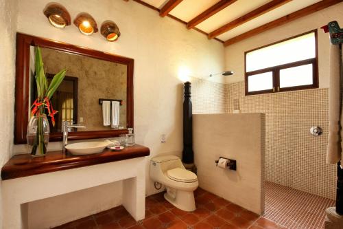 帕纳哈切尔圣卡塔琳娜别墅酒店的一间带卫生间、水槽和镜子的浴室