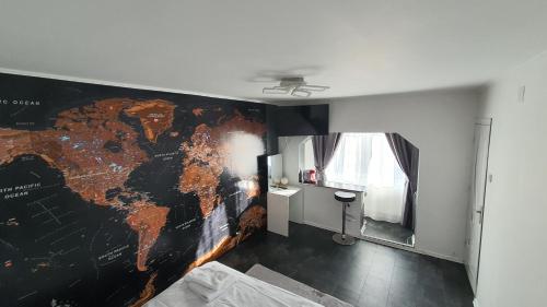 彼得罗沙尼Studio Six Continents的墙上有一张世界地图的房间