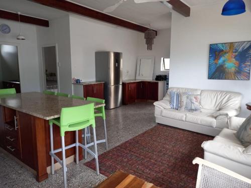 津瓦兹海滩Ocean Rush的厨房以及带沙发和桌子的客厅。