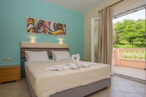 埃费奥纳斯Villas Porto Odysseas Afionas Corfu的一间卧室设有两张床和窗户。