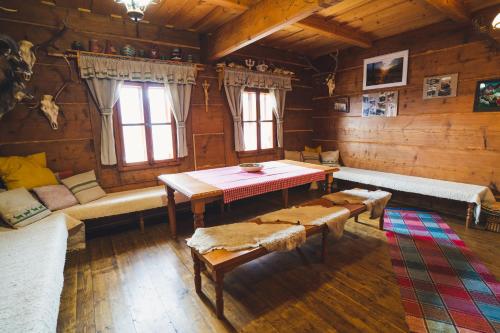 特尔乔夫Chata pod Rozsutcom的小屋内的客厅配有桌子和长凳