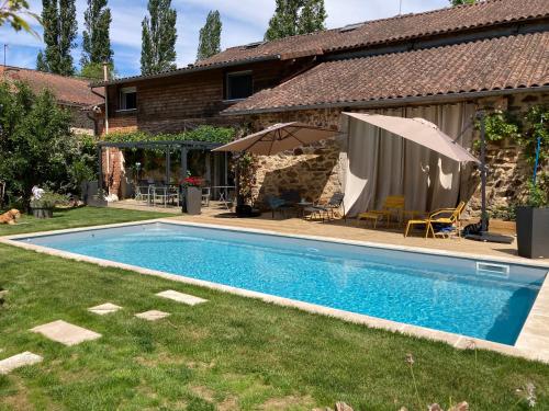 圣瑞尼安Les Chambres Lauryvan的一座房子旁的院子内的游泳池