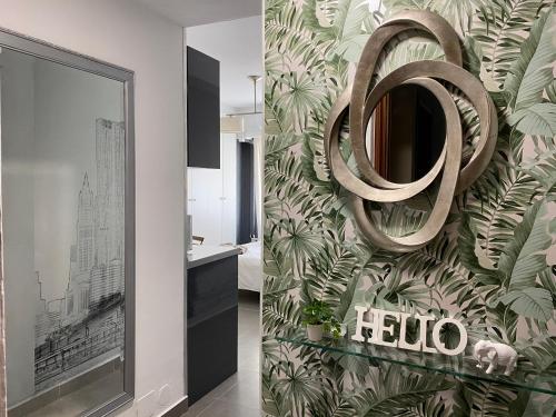 马拉加PLAYA, SOL Y CENTRO HISTORICO的浴室设有绿色的绿叶壁纸和镜子