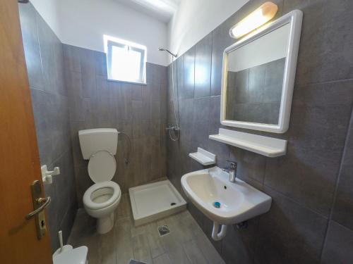 卡尔扎迈纳Harriets Apartments的一间带卫生间、水槽和镜子的浴室