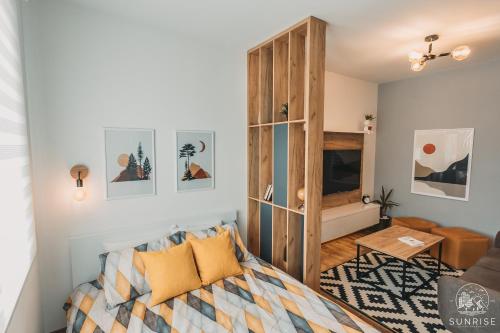 比托拉Sunrise Luxury Apartment的一间卧室设有一张床和一间客厅。