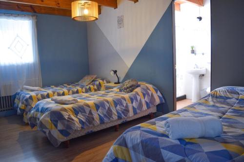 Berkana hostel Bariloche客房内的一张或多张床位