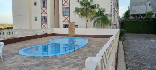 阿瓜斯迪林多亚Apartamento Diamante的一座小游泳池,位于一座建筑的中间