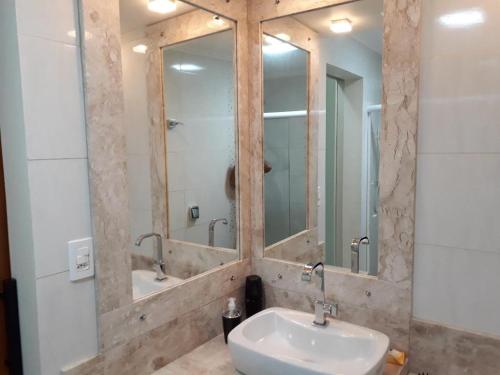 阿瓜斯迪林多亚Apartamento Diamante的一间带水槽和镜子的浴室