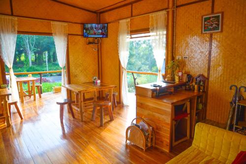 Ban Pha Saeng LangBansuanphutarn的客厅配有桌子和黄色沙发