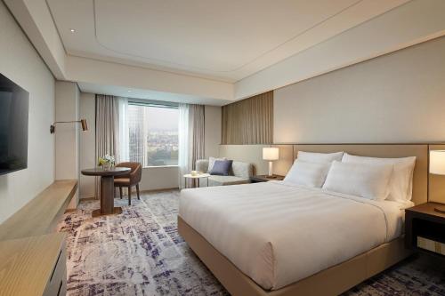 首尔乐天世界酒店的酒店客房设有一张大床和一间客厅。