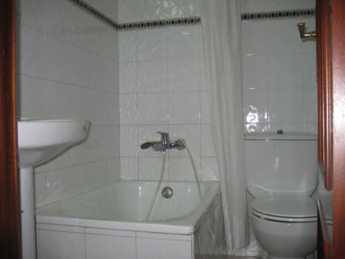 格拉纳达韦拉克鲁斯酒店的带浴缸、卫生间和盥洗盆的浴室