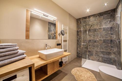 梅拉诺Ferienwohnung Pinot的一间带水槽和淋浴的浴室