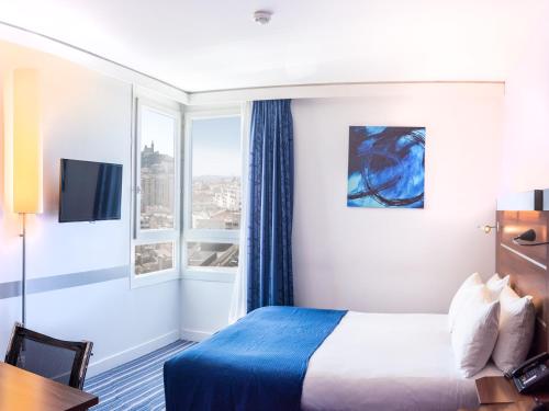 马赛快捷假日马赛圣查尔斯酒店的酒店客房设有床和窗户。