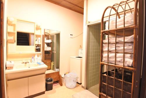小山市Aikawa Ryokan - Vacation STAY 04180v的一间带水槽和镜子的浴室