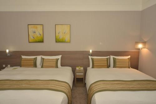中和葛瑞丝商旅的酒店客房设有两张床和两盏灯。
