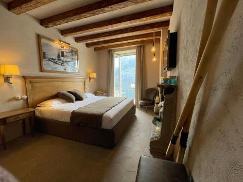 奥利维托拉里奥Al Molo 5 - Lake Front的一间卧室设有一张床和一个大窗户