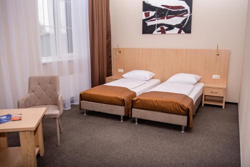 江滨酒店客房内的一张或多张床位
