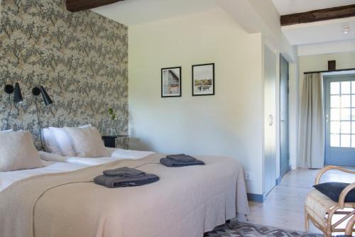 StångaGumbalde Resort的两张位于酒店客房的床,配有毛巾