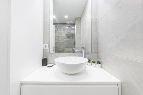 吉尔斯Estúdio R&M - Gerês的白色的浴室设有水槽和淋浴。