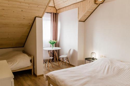 下乌斯奇基Daszówka Bieszczady的卧室配有一张床和一张桌子及椅子