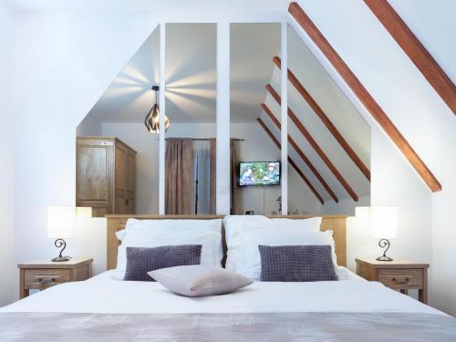 普利特维采村普利特维察河滨住宿加早餐旅馆的卧室配有白色的床和2个枕头
