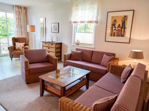 奥斯赛拜-塞林Villa Annika - Apt. 05的带沙发和咖啡桌的客厅